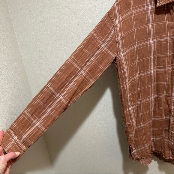 Hem & Thread Raw Edge Button Down - Picture 6 of 10